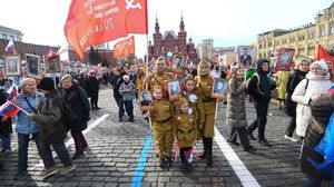 عائلة روسية تحتفل بعيد النصر في الساحة الحمراء بموسكو- جيتي