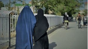 نساء أفغانيات يسرن وسط كابول- جيتي
