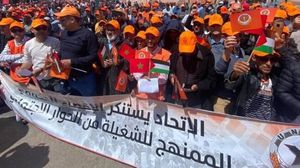 طالب المتظاهرون بإنصاف العمال وعبروا في الوقت ذاته عن تضامنهم مع القضية الفلسطينية- تويتر