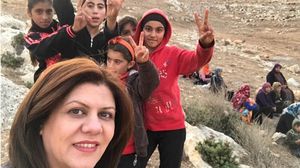 أبو عاقلة مع أطفال فلسطينيين في مناطق هجر الاحتلال أهلها بالضفة الغربية- حسابها عبر فيسبوك
