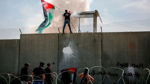 شبان فلسطينيون تمكنوا من حفر خنادق أسفل الجدار- جيتي