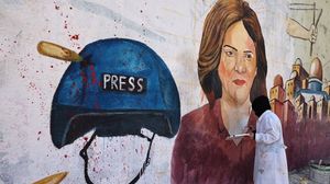 فنانة ترسم جدارية للصحفية شيرين أبو عاقلة- جيتي