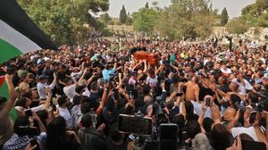 ردد المشاركون في التشييع، الهتافات الغاضبة والمنددة بجرائم الاحتلال الإسرائيلي- جيتي
