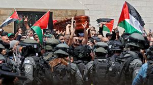 تعرضت وكالة رويترز لسيل من الانتقادات بعد قولها إن شرطة الاحتلال اشتبكت مع المشاركين في الجنازة - جيتي