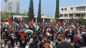 طلبة فلسطينيون أحيوا ذكرى النكبة في جامعة تل أبيب رافعين العلم الفلسطيني- عرب48