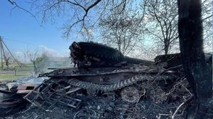 دبابة روسية مدمرة في المناطق الشرقية من أوكرانيا- تويتر