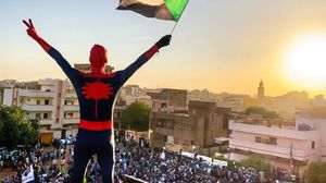 صورت صحيفة الغارديان فيلما كاملا عن سبايدرمان السودان ودوره في المظاهرات- موقع الصحيفة