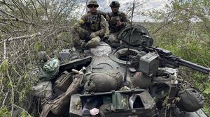جنود أوكرانيون يسيطرون على دبابة روسية شرق البلاد- تويتر