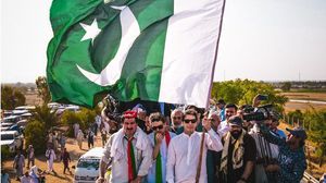 عمران خان خلال تقدمه بالمسيرة المتجهة إلى إسلام آباد- تويتر