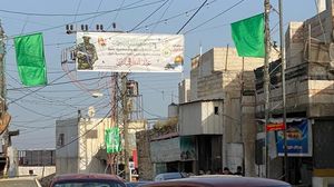 قام سكان الخليل بتعليق لافتات لتأييد المقاومة- تويتر