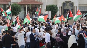 احتشد مئات الأردنيين قرب سفارة الاحتلال في عمان