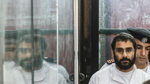 أدين عبد الفتاح المعارض لنظام عبد الفتاح السيسي في نهاية عام 2021 بالسجن خمس سنوات بتهمة "نشر أخبار كاذبة"
