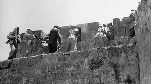 الفيلق العربي يقاتل من على جدران القدس في أيار/ مايو 1948ـ تصوير جون فيليبس- مجلة لايف
