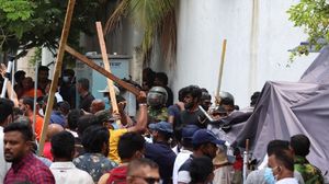 تظاهر السريلانكيون منذ عدة أسابيع متهمين الرئيس وشقيقه رئيس الوزراء بإدخال البلاد في أزمة اقتصادية متفاقمة- جيتي