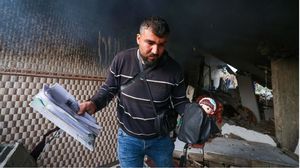 مواطن فلسطيني دمر الاحتلال منزله وسط قطاع غزة- جيتي