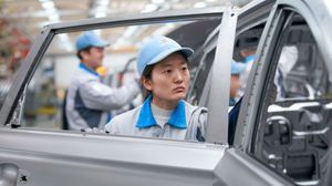 ساعد التحول عن الوقود الأحفوري في صناعة السيارات، الصين في تحقيقها لهذه المبيعات- جيتي