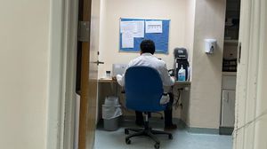 استقال أكثر من 4300 طبيب مصري يعملون بالمنشآت الصحية الحكومية العام الماضي- عربي21