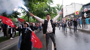 أنصار الرئيس يحتفلون في شوارع إسطنبول بالفوز- جيتي