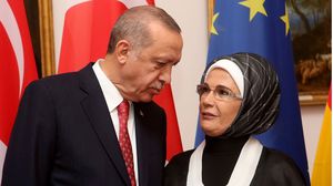 لعبت أمينة أردوغان دورا بارزا في الحياة السياسية والاجتماعية لزوجها، وساندته منذ بدء حياته السياسية- جيتي