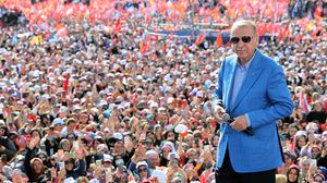 الصحيفة تحدثت أن مشكلة الاقتصاد والزلزال لم تؤثر كثيرا في شعبيته- الحملة الانتخابية لأردوغان