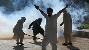 مطالبات بالإفراج عن عمران خان بباكستان وسط احتجاجات عنيفة على الأرض - جيتي