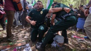 فضت الشرطة بالقوة اعتصام الطلبة المؤيدي لفلسطين بعد أن تعرضوا لهجوم عنيف من قبل أنصار "غسرائيل"
