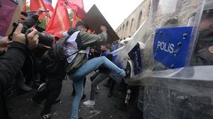 استخدمت الشرطة غاز رذاذ الفلفل والرصاص المطاطي لتفريق المتظاهرين- موقع قناة "تي آر تي خبر"