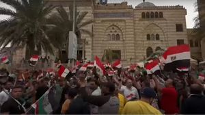 رفع المتظاهرون أعلام مصر وفلسطين ورددوا هتافات "تسقط تسقط إسرائيل"- منصة "إكس"