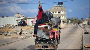 فلسطيني خلال نزوحه من رفح- الأناضول