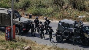تمشط قوات الاحتلال المنطقة بحثا عن منفذ عملية الطعن في الضفة- جيتي