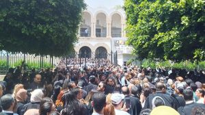 محامون تونسيون في وقفة احتجاجية ضد الاعتقالات أمام قصر العدالة- إكس
