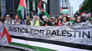 رفع المشاركون في المظاهرة شعارات مناصرة لفلسطين ومعادية للاحتلال الإسرائيلي- الأناضول