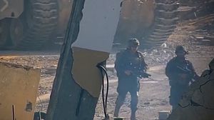جنود الاحتلال خلال جمعهم أشلاء القتلى من موقع الكمين- إعلام القسام