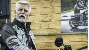نشرت الصحف التشيكية صورة للرئيس التشيكي وهو يقود دراجته النارية من دون خوذة- إكس