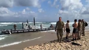 قالت القناة 12 الإسرائيلية إن القوات البحرية الإسرائيلية "تدخلت لإعادة الجزء المنفصل من الميناء البحريط- منصة "إكس"