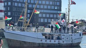 تقل سفينة حنظلة 13 ناشطا في طريقهم لكسر الحصار عن قطاع غزة- إكس