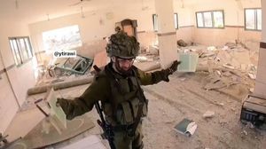 جندي إسرائيلي يمزق مصحفا في غزة- إكس