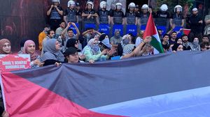 طالب المتظاهرون الشركة بوقف تغذية جيش الاحتلال الإسرائيلي بوقود الطائرات- إكس / منصة "ألف شاب من أجل فلسطين"