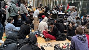 طالب النشطاء بمقاطعة أكاديمية للمؤسسات الإسرائيلية وحملوا علم فلسطين وعلقوه على مدخل المبنى- منصة "إكس"