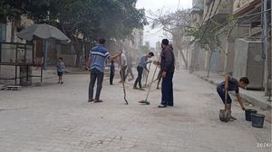 متطوعون في حي الشجاعية يقومون بتنظيف الشوارع من الركام- إكس