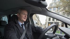 وزير الاقتصاد الفرنسي يصطدم براكب دراجة- إكس