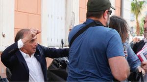إريك زمور أثناء قيامه بجولة انتخابية في جزيرة كورسيكا- إكس