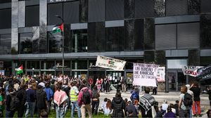 جاءت المظاهرة الجديدة لتأييد طلبة اعتصموا أمام مدخل مبنى الجامعة- منصة "إكس"