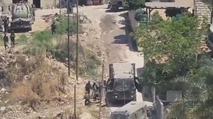 جنود وآليات الاحتلال خلال اقتحام البلدة- إكس