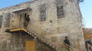 قوات الاحتلال قامت بإغلاق أبواب مبنى البلدية القديم عند مدخل البلدة القديمة بمدينة الخليل- إكس