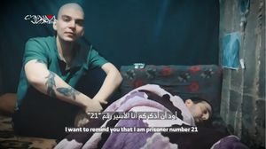 أشار الأسير الإسرائيلي إلى أنه يحمل رقم "21"، وبرفقته أسير آخر يحمل رقم "22"- إعلام القسام