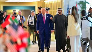 حمل أطفال إماراتيون أعلام صغيرة للإمارات والولايات المتحدة في استقبال ترامب- جيتي