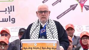 لم يغفل بنكيران توجيه السهام إلى رئيس الحكومة عزيز أخنوش، ساخراً من ذبحه لـ60 خروفاً في منطقة أݣوراي، بينما ملايين المغاربة عاجزون عن شراء الأضحية. فيسبوك