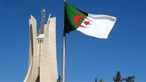 لا تشتكي قارة بحجم الجزائر من شعبها حصافة الرأي ولا قلة ذات اليد، ولا أراضيها الخصبة التي تغذي العالم بأسره. ولكنها تشتكي قيادة فاشلة تعتاش بمال الشعب كسمسار بين البائع والمشتري.. (واج)