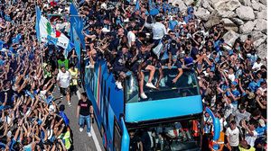 استعرض اللاعبون كأس الدوري لمدة ساعتين تقريباً في شارع لونغوماري-  B/R Football / إكس